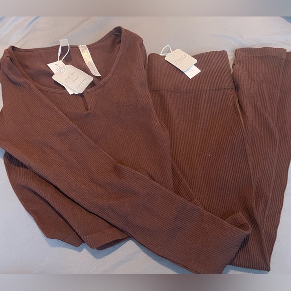 Tight Fitting Crop Top And Pants Set